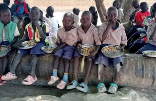 Djeca jedu obrok u Južnom Sudanu