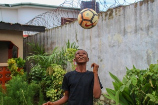 Dječak igra nogomet u Zambiji.