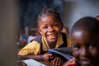 Djevojčica se smije tijekom nastave u Liberiji.