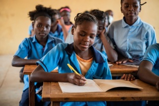Djevojčica u Zambiji bilježi tijekom nastave.