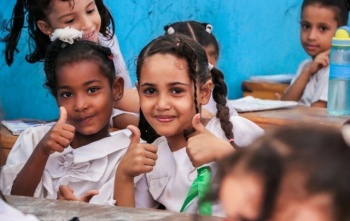 Dva prijatelja zajedno u razredu u Jemenu.