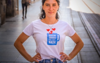 Član tima Mary's Meals Hrvatska nosi majicu kao model.