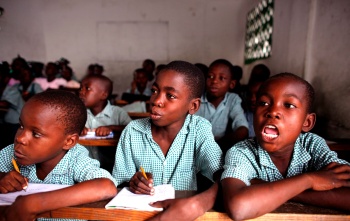 Djeca u školi na Haitiju.