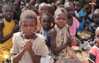 Djeca se okupljaju u školi u Keniji.