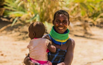 Majka i njezino dijete u Turkani, Kenija.