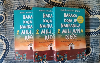 Tri primjerka knjige Braka koja je nahranila 2 milijuna djece na stolu