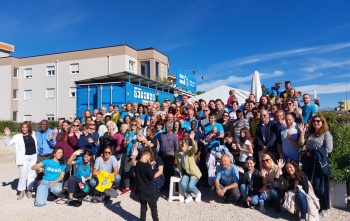 Hodočasnici ispred plavog kontejnera Marijinih obroka