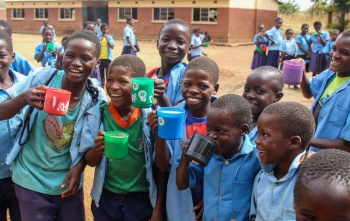 Djeca se smješkaju kameri