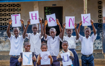 Djeca drže papire na kojima piše hvala vam na engleskom jeziku