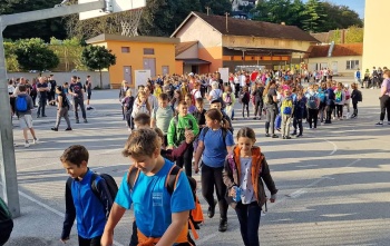 Učenici i zaposlenici OŠ Antuna Kanižlića kreću sa školskog igrališta