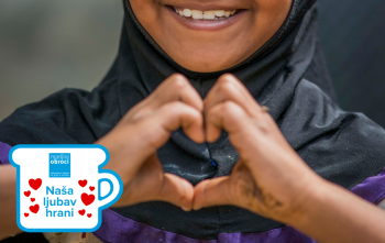 Djevojčica oblikuje srce od dlanova