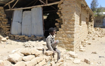 Dječak Lewte ispred srušene zgrade 