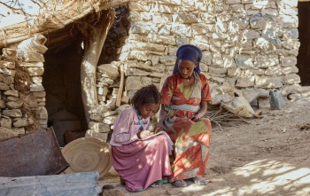 Aradech kod kuće piše zadaću, Fitsum joj pomaže