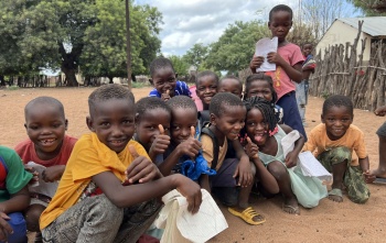 Zajednička fotografija skupine prijatelja u školi u Mozambiku