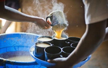 Posluživanje vruće kaše u šalice