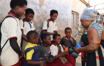 Vumiliya priprema djecu za odlazak u školu