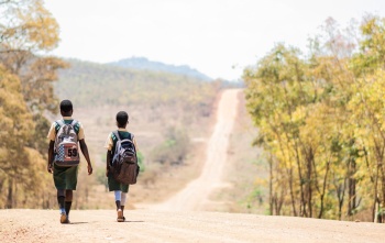 Sibongile i Sarah hodaju po pustoj cesti prema školi