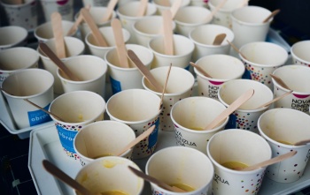 Kartonske čaše ispunjene kašom