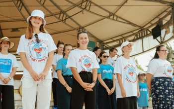 Mladi volonteri ispred vanjskog oltara u Međugorju