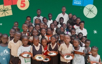 Božićni vizual sa fotografijom skupine djece