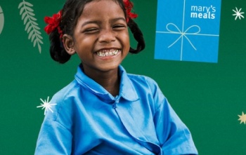 Božićni vizual s fotografijom djevojčice