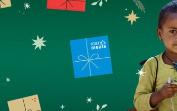 Vizual božićne kampanje s djevojčicom koja jede kašu