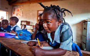 Djevojčica piše zadatke 