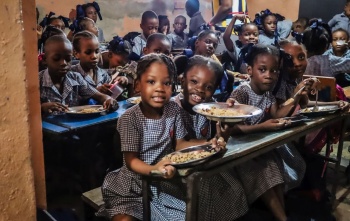 Djeca sjede u učionici i jedu svoj obrok