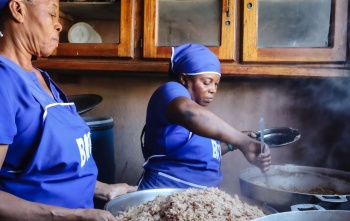 Myrlande kuha kašu Marijinih obroka