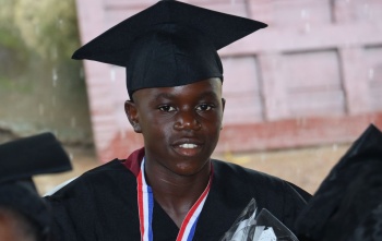 Dječak Ericson u halji i kapi sa završetka osnovne škole