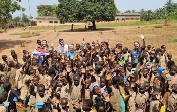 Zaposlenice i volonteri Marijinih obroka Hrvatska s djecom u Beninu