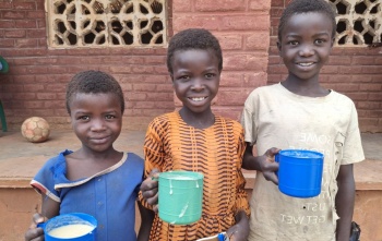 Lux,Mbilire i Dija sa šalicama kaše ispred škole  