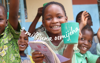 Djeca sa šalicam u rukama i natpis 3 milijuna osmjeha