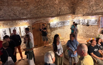 Posjetititelji na izložbi u Lošinju