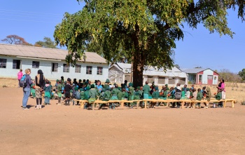 Djeca sjede u krugu ispod drveta osnovne škole Gonye, Zimbabve