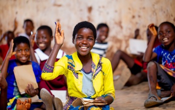 Djevojčica u razredu s prijateljima