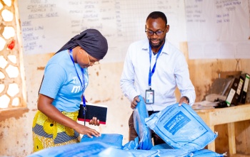 Volonteri nadziru pakiranja kaše