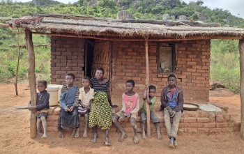 Estele i njezina djeca ispred njihove trošne kolibe