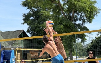 Dva igrača na mreži idu na loptu