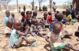 Djeca jedu zajedno u Turkani, Kenija.