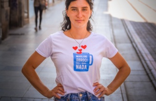 Član tima Mary's Meals Hrvatska nosi majicu kao model.
