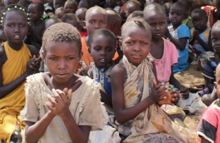 Djeca se okupljaju u školi u Keniji.