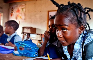 Djevojčica u Zambiji se koncentrira tijekom nastave.
