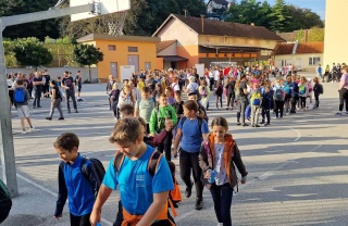 Učenici i zaposlenici OŠ Antuna Kanižlića kreću sa školskog igrališta