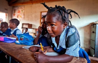 Djevojčica piše zadatke 