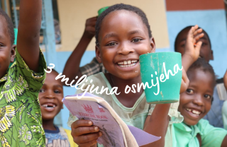 Djeca sa šalicam u rukama i natpis 3 milijuna osmjeha