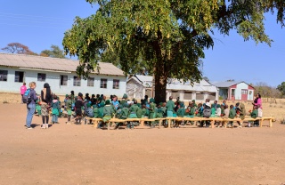 Djeca sjede u krugu ispod drveta osnovne škole Gonye, Zimbabve