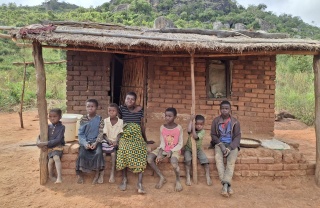 Estele i njezina djeca ispred njihove trošne kolibe