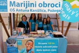 Volonterke za info stolom Marijinih obroka u Požegi