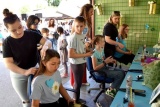 Pravljenje frizura za donaciju na sajmu u Požegi